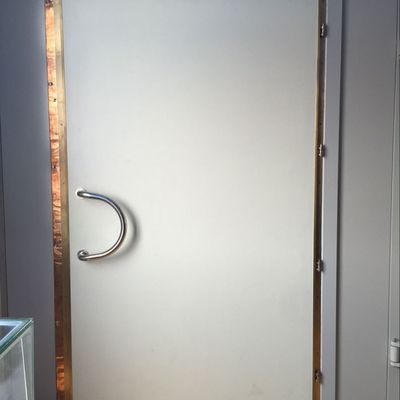 100dB Shielding Effectiveness RF Shielded Door with Conductive Gasket Sealing and Customized Opening Direction for MRI Rooms
