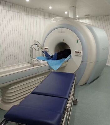 Non Magnetic MRI Stretcher with 150mm Universal Quiet Wheels Self Locking Guardrail and 200 Kg Weight Capacity